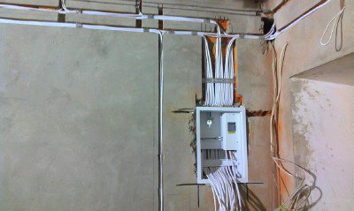 Монтаж электрощитка в кирпичной стене