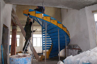 устройство опалубки для заливки лестницы из бетона